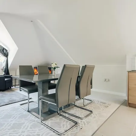 Luxury Central Apartment Sleeps 7 Guests With Free Parking And Netflix Bournemouth Exterior photo