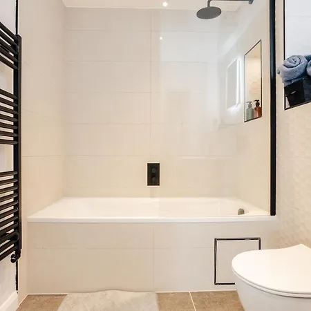 Luxury Central Apartment Sleeps 7 Guests With Free Parking And Netflix Bournemouth Exterior photo