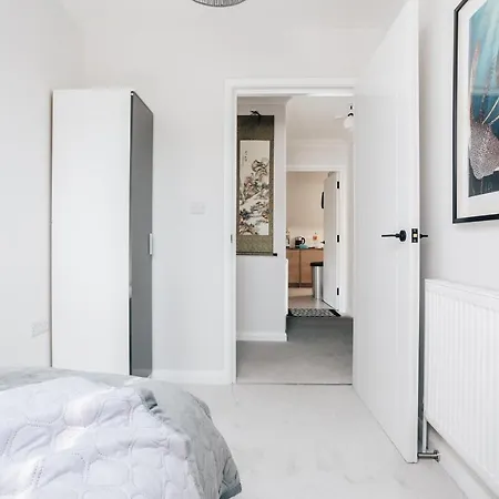 Luxury Central Apartment Sleeps 7 Guests With Free Parking And Netflix Bournemouth Exterior photo