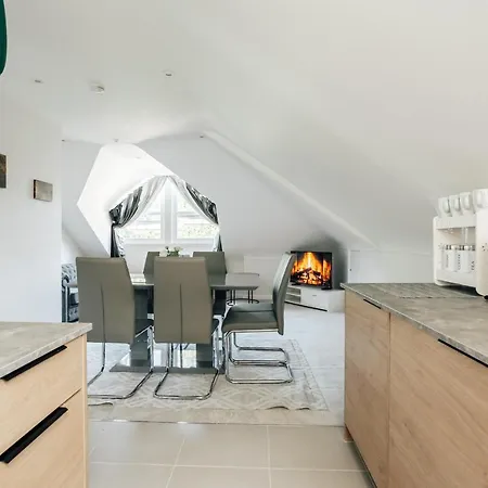Luxury Central Apartment Sleeps 7 Guests With Free Parking And Netflix Bournemouth Exterior photo