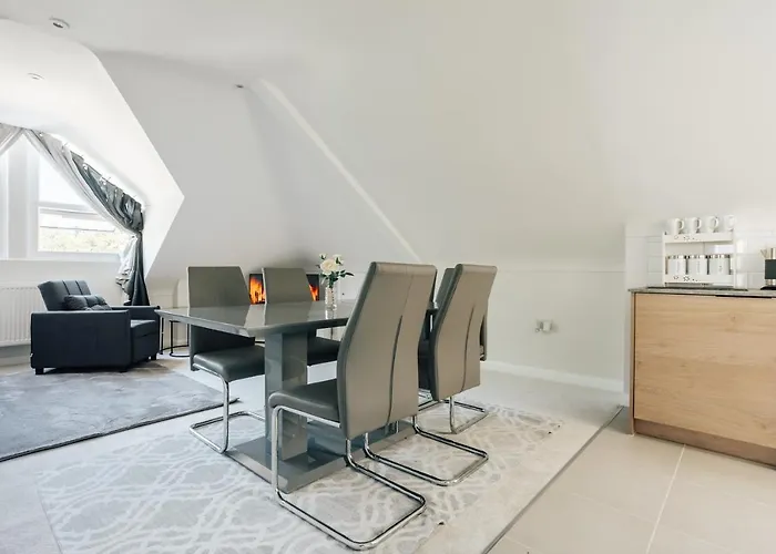 Luxury Central Apartment Sleeps 7 Guests With Free Parking And Netflix