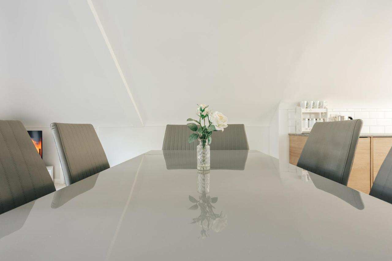 Luxury Sleeps 7 Guests With Free Parking And Netflix Bournemouth