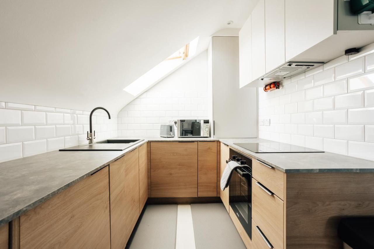 Luxury Sleeps 7 Guests With Free Parking And Netflix *