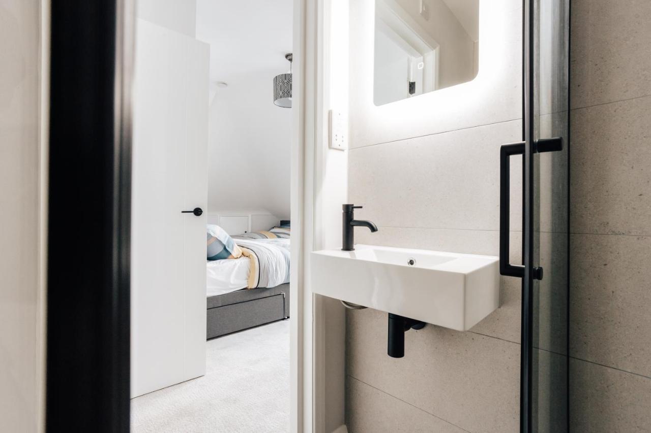 Luxury Sleeps 7 Guests With Free Parking And Netflix Apartment *